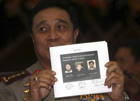 Indonéský policejní éf Bambang Hendarso Danuri s fotkami osob zadrených pi únorové razii ve výcvikovém táboe terorist v provincii Aceh