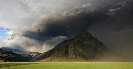 Sopený mrak nad islandskou sopkou Eyjafjallajökull