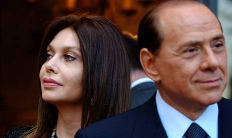 Rozvod. Veronica Lariová (52) nemá pochopení pro zálibu Silvia Berlusconiho (72) v krásných dívkách. Ani kdy jde o volební kampa.