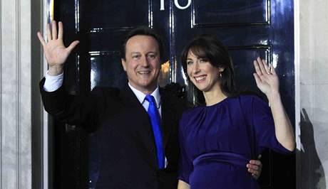 David Cameron se svou enou ped sídlem britských premiér v Downing Street . 