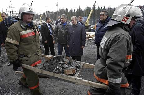 Vladimir Putin na návtve na míst netstí v uhelném dole Raspadskaja na ruské Sibii