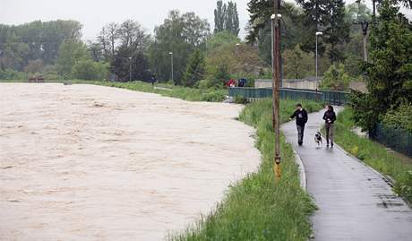 V Hranicích na Morav se eka Beva vylila z beh a zaplavila pilehlé ulice a domy