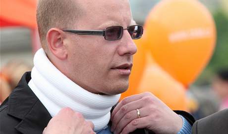Místopedseda SSD Bohuslav Sobotka se poprvé po svém zranní zúastnil pedvolebního mítinku strany ve Vykov a v Brn. 