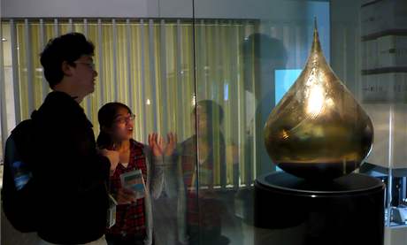 Obí zlatá slza ve sklenném boxu je souástí instalace na EXPO, která vyrábí osobní parfémy. 
