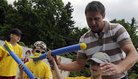 Děti sportují pod dohledem atletických legend Barbory Špotákové a Jana Železného.