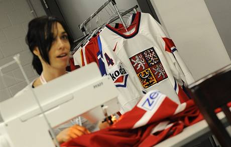 Heidi Coteov, zamstnanec IIHF, zodpovdn za ppravu dres hokejovch tm na svtovm ampiontu.