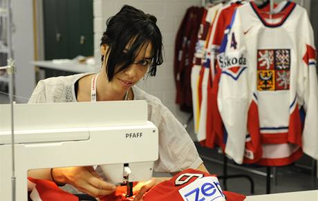 Heidi Coteová, zamstnanec IIHF, zodpovdná za pípravu dres hokejových tým na svtovém ampionátu.