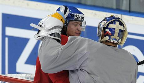 Ondej Pavelec a Jakub Voráek se kokují na tréninku.