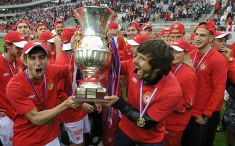 V roce 2009 se radovali s pohárem pro mistra ligy fotbalisté Slavie.