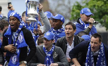 Fotbalisté Chelsea slaví titul v ulicích Londýna  (zleva Drogba, ech, Lampard, Terry).