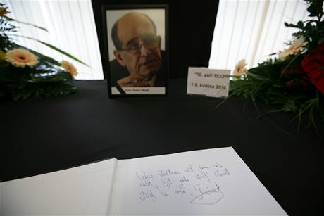 Lidé picházejí zavzpomínat na zesnulého ombudsmana Otakara Motejla. Vyjádit soustrast mohou do kondolenní knihy.