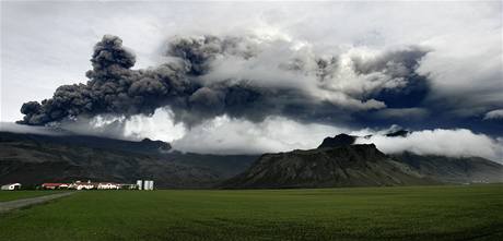 Exploze v kráteru sopky Eyjafjallajökul zesílily. Kou smuje pes Atlantik nad evropskou pevninu.