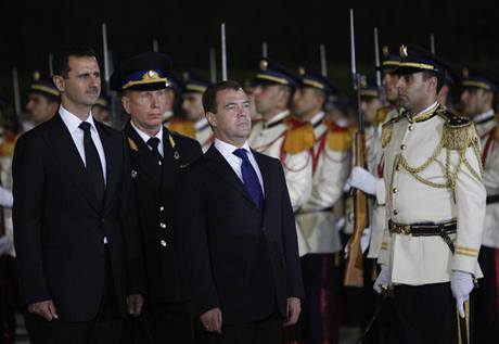 Ruský prezident Dmitrij Medvedv (vpravo) s prezidentem Sýrie Baárem Asadem pi slavnostním ceremoniálu.
