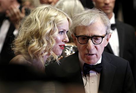 Woody Allen na filmov�m festivalu v Cannes. Vlevo here�ka Naomi Wattsov�.