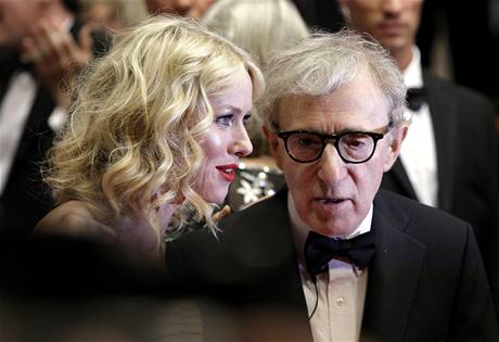 Woody Allen na filmovm festivalu v Cannes. Vlevo hereka Naomi Wattsov.