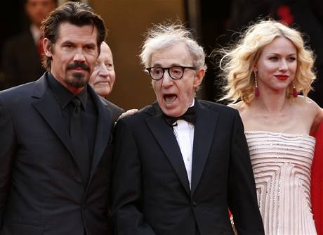 Josh Brolin (vlevo), Woody Allen a hereka Naomi Wattsová na filmovém festivalu v Cannes.
