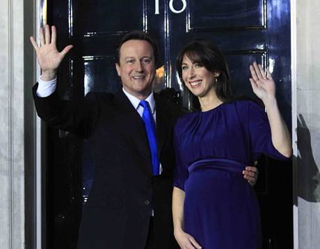David Cameron se svou enou ped sídlem britských premiér v Downing Street . 