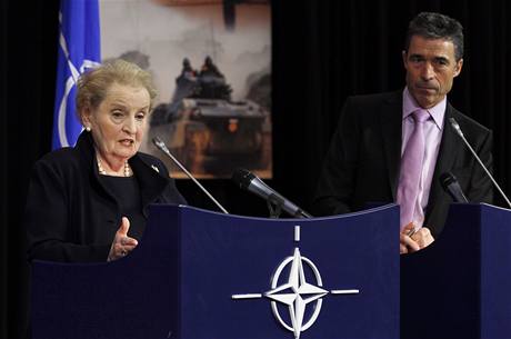 M. Albrightová a A. Rasmussen na tiskové konferenci NATO.