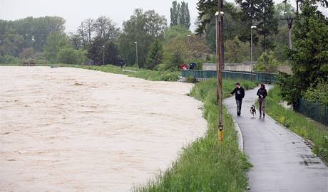 V Hranicích na Morav se eka Beva vylila z beh a zaplavila pilehlé ulice a domy