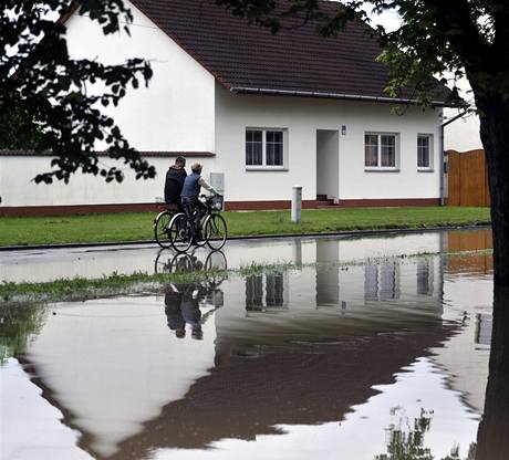 Lidé z Troubek na Perovsku se vracejí do míst, kde opadla voda ze záplav