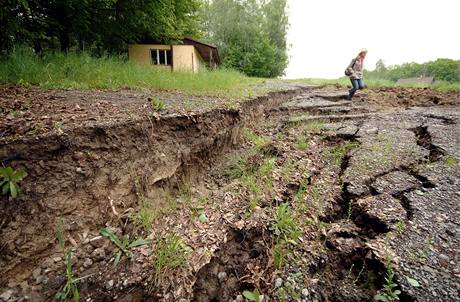 V Dolnch Domaslavicch nad pehradou ermanice na Frdecko-Mstecku se po dlouhotrvajcch detch sesunuly podmen svahy i s nkolika domy