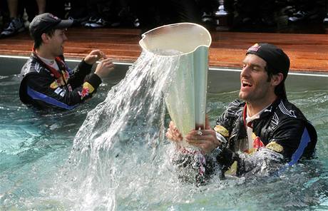 Oslava v bazénu. Jezdci týmu Red Bull slavili dvojnásobný triumf ve Velké cen Monaka. Mark Webber (vpravo) vyhrál, Sebastian Vettel skonil druhý.