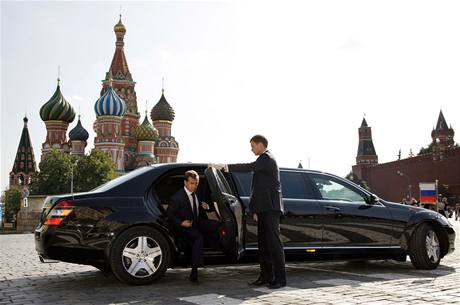 Výmna voz? Medvedv v Moskv vystupuje ze svého obrnného Mercedesu. Výhledov by ho ml nahradit model ze závodu ZIL. 