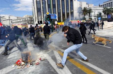 Zde 5. bezna 2010. Pes, kter nevynechal ani jednu eckou demonstraci po cel lta. 