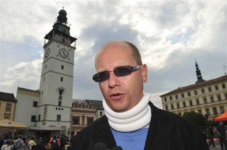 Místopedseda SSD Bohuslav Sobotka se poprvé po svém zranní zúastnil pedvolebního mítinku strany ve Vykov. 