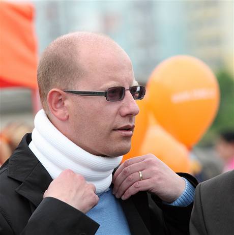 Místopedseda SSD Bohuslav Sobotka se poprvé po svém zranní zúastnil pedvolebního mítinku strany ve Vykov a v Brn. 