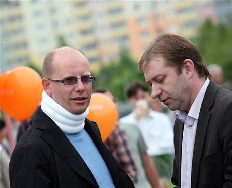 Místopedseda SSD Bohuslav Sobotka se poprvé po svém zranní zúastnil pedvolebního mítinku strany ve Vykov a v Brn.