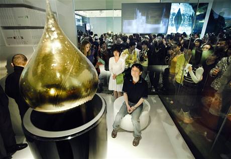 Obří zlatá slza ve skleněném boxu je součástí instalace na EXPO, která vyrábí osobní parfémy. 