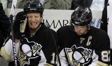 Jordan Staal a Sidney Crosby smutn na stdace