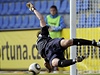 Liberec - Sparta (domácí branká Hauzr chytá penaltu Kunírovi ze Sparty).