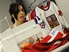 Heidi Coteová, zaměstnanec IIHF, zodpovědná za přípravu dresů hokejových týmů na světovém šampionátu.