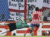 Atlético - Fulham (Forlán dává gól, ve sleduje Salvio).