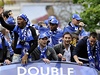 Fotbalisté Chelsea slaví titul v ulicích Londýna  (zleva Drogba, ech, Lampard, Terry).