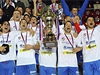 Fotbalisté Plzn se radují s trofejí pro vítze domácího poháru.