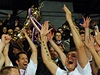 Fotbalisté Plzn se radují s trofejí pro vítze domácího poháru.