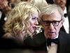 Woody Allen na filmovém festivalu v Cannes. Vlevo hereka Naomi Wattsová.