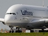 Nejvtí letounu svta Airbus A380, který dnes pevzala nmecká Lufthansa.
