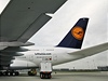 Nejvtí letoun svta Airbus A380, který dnes pevzala nmecká Lufthansa.