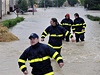 Dobrovolní hasii kontrolují 18. kvtna zaplavené domy na hlavní ulici v Troubkách na Perovsku. 