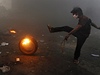 Nepokoje v Thajsku - demonstrant zapaluje pneumatiku 