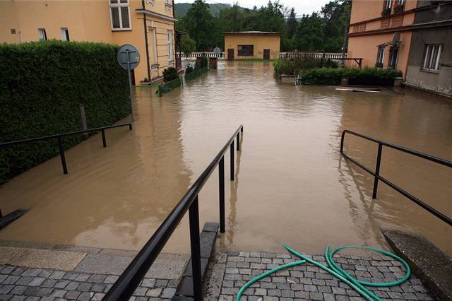 V Hranicích na Morav� se �eka Be�va vylila z b�eh� a zaplavila p�ilehlé ulice a domy