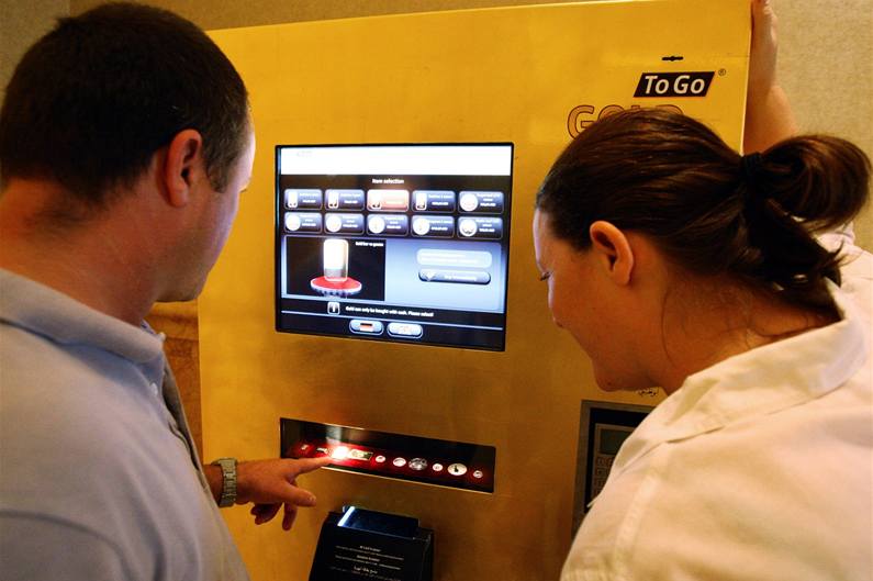 Automat vydávající místo bankovek zlato.