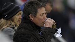 Herec Hugh Grant na fotbale.