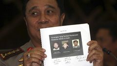 Indonéský policejní šéf Bambang Hendarso Danuri s fotkami osob zadržených při únorové razii ve výcvikovém táboře teroristů v provincii Aceh
