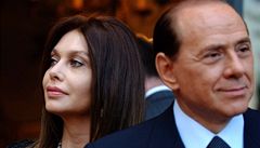 Rozvod. Veronica Lariová (52) nemá pochopení pro zálibu Silvia Berlusconiho (72) v krásných dívkách. Ani kdy jde o volební kampa.