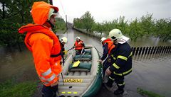 Dobrovolní hasiči pomáhají s evakuací obyvatel zatopených domů. | na serveru Lidovky.cz | aktuální zprávy